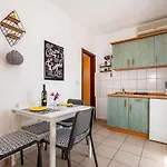 Beautiful In With Kitchen Apartment *
