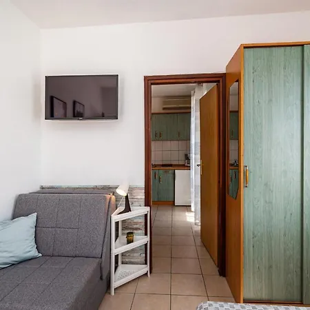 Apartamento Beautiful In With Kitchen Vir