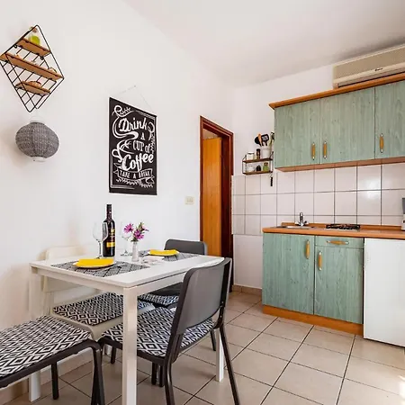 Beautiful In With Kitchen Apartment *